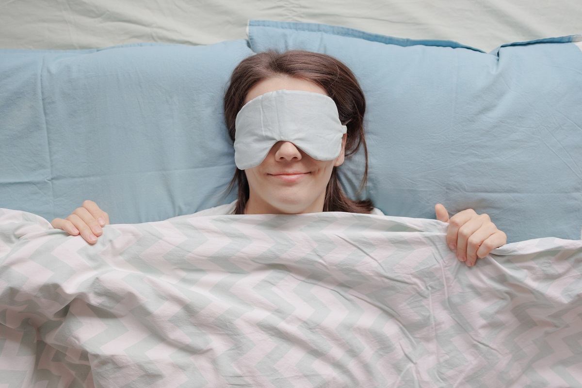 Млада жена се буди и спира будилника