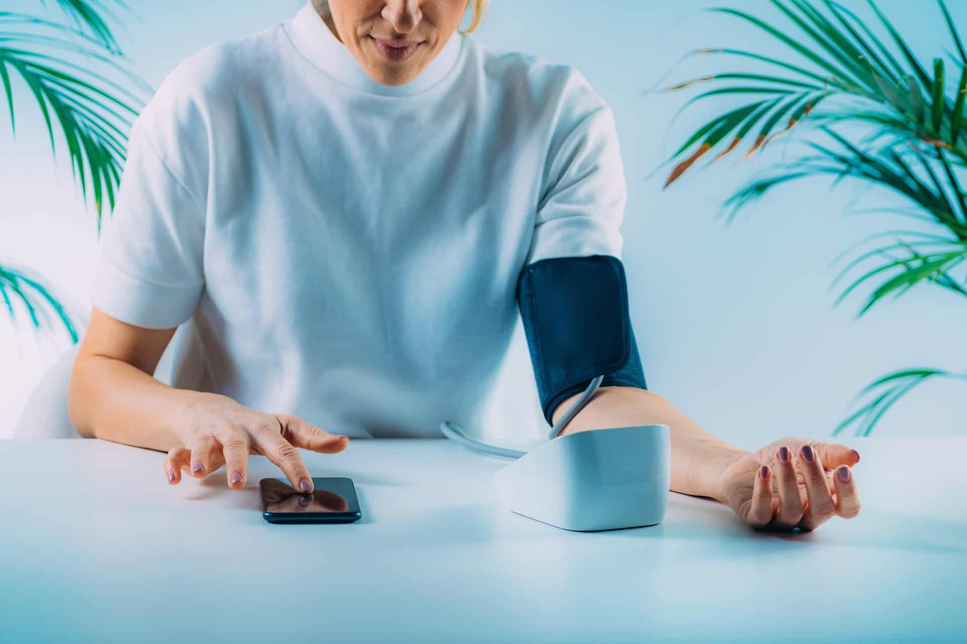 жена мери кръвното си с електронен апарат