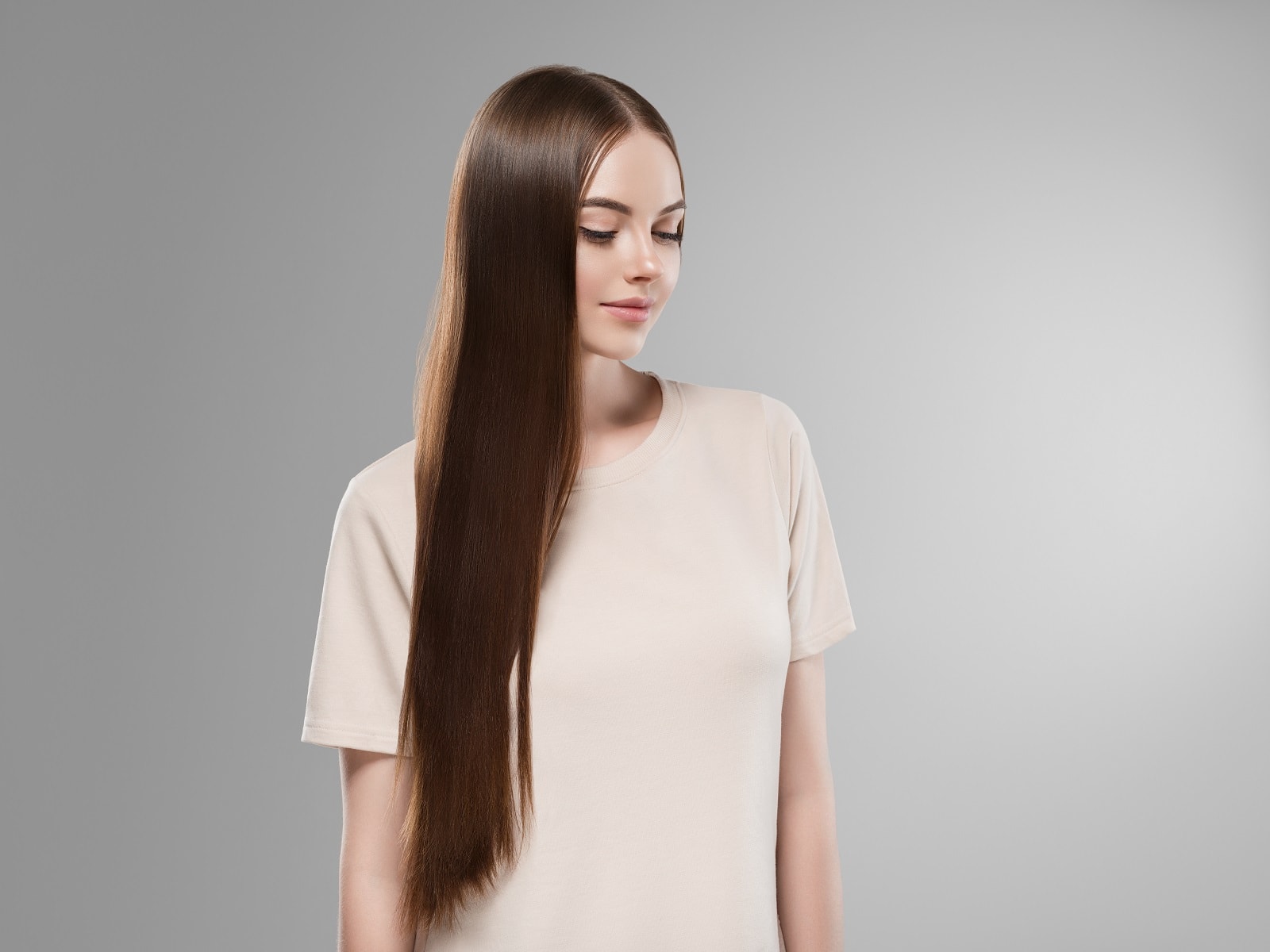 Къдрава жена с гребен