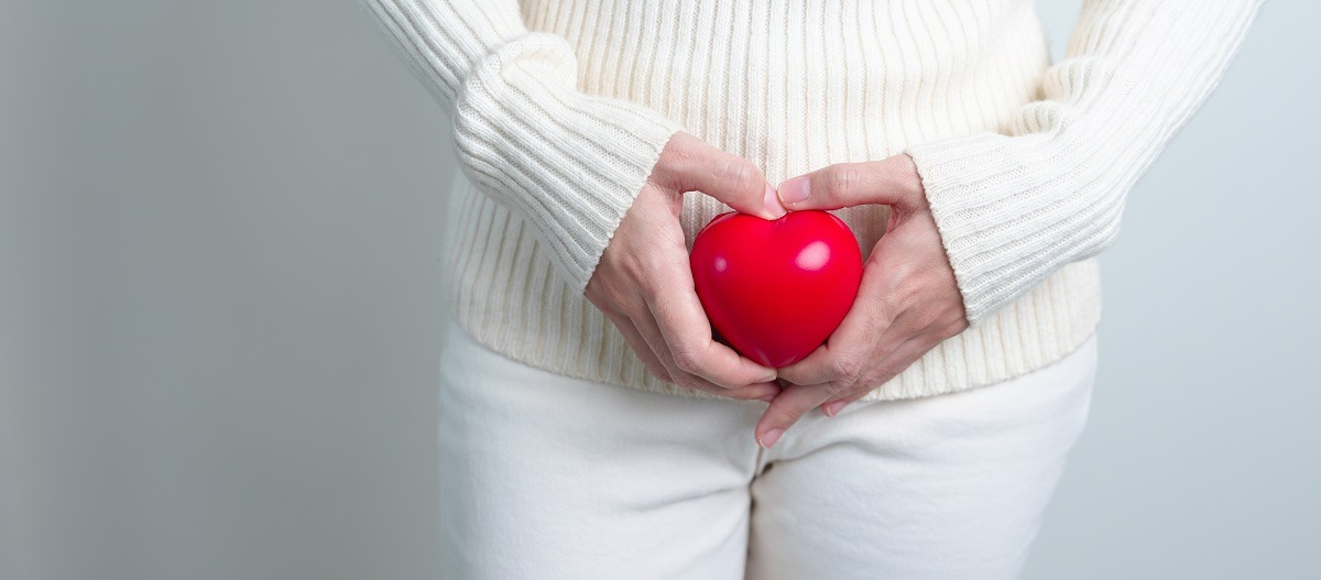 Жена държаща тоалетна хартия