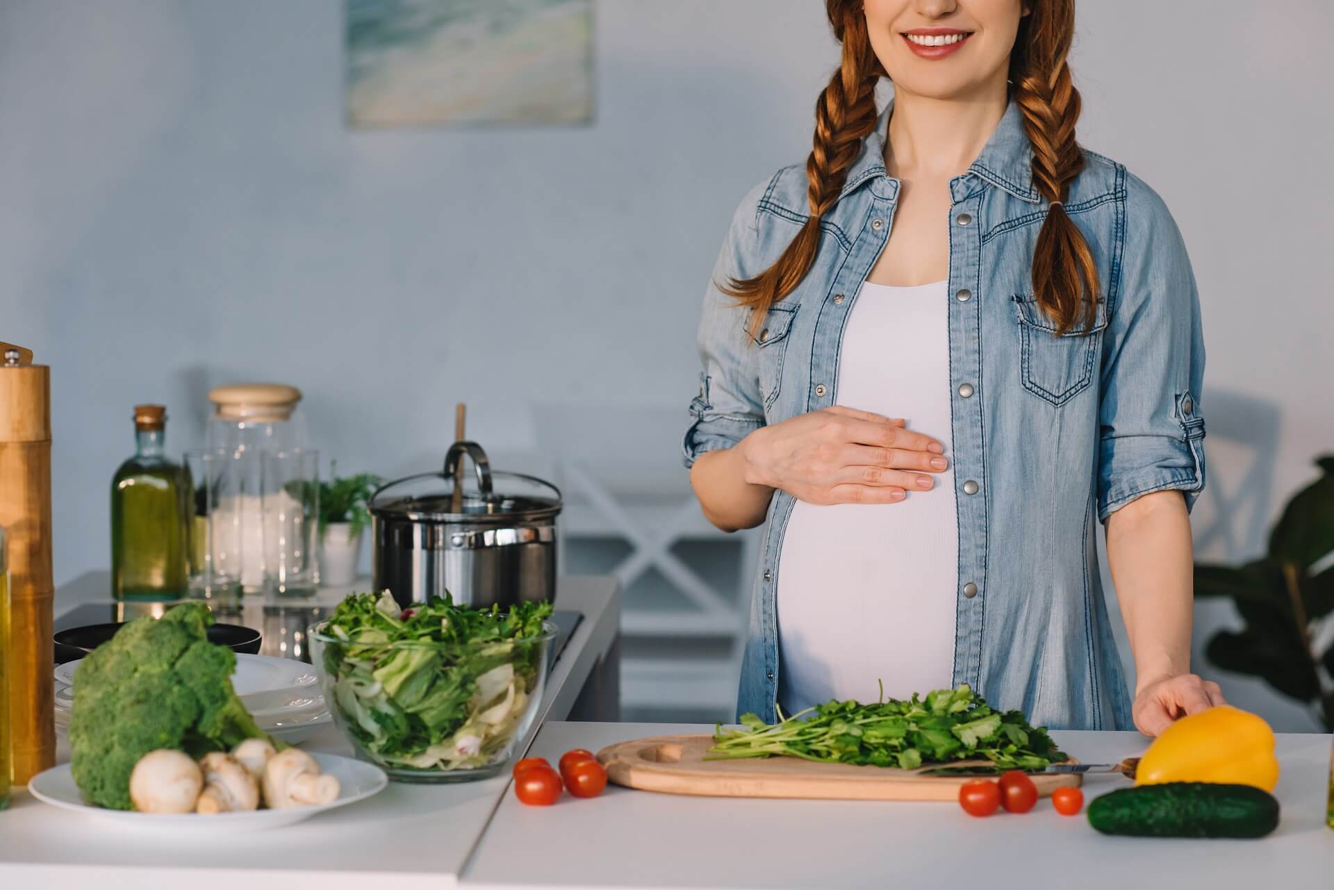 бременна жена приготвя салата
