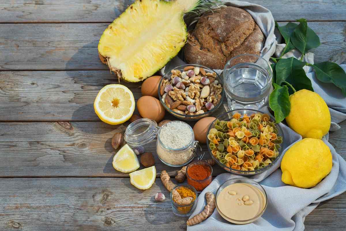 стъклена чаша с алкохол и ръка