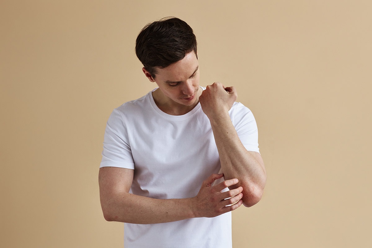 Мъж се чеше по гърба