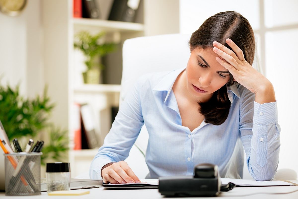 млад мъж подложен на силен стрес в работна среда