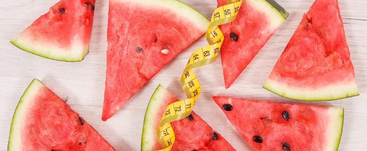 момиче и момче тренират заедно в парка