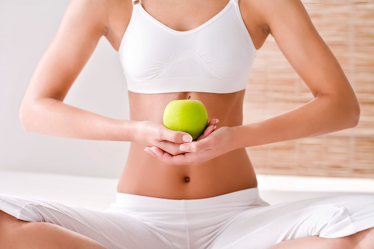 Нутриционист, попълващ документ