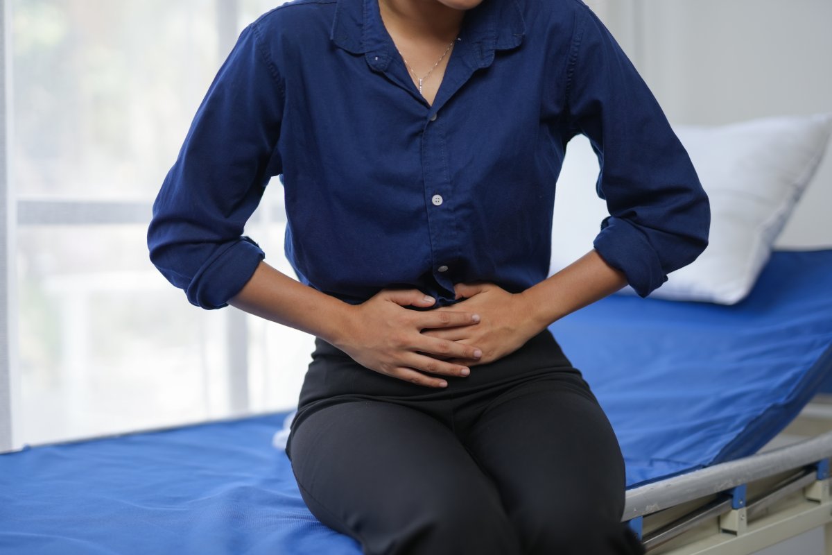 Учен взима водна проба с епруветка