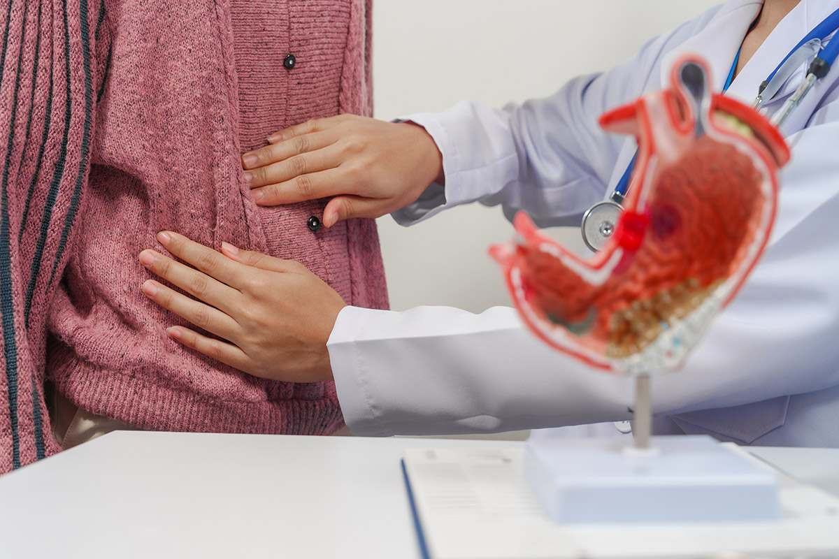 Лекар преглежда жена с лошо храносмилане